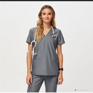 EXCELLENT CONDITION WOMEN’S 5-POCKET V-NECK GRAY FIGS SCRUBS TOP medium